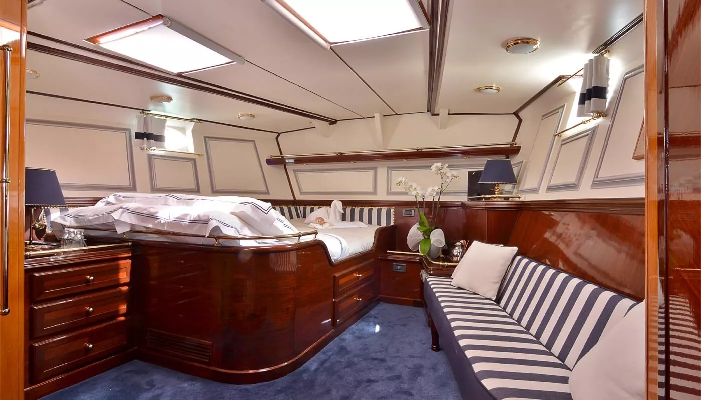 https://dev-api.arconyachts.com/storage/media/18992/conversions/869_1868170612-optimize.webp