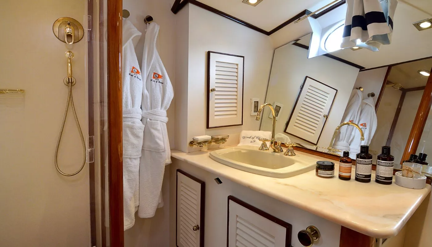 https://dev-api.arconyachts.com/storage/media/18994/conversions/869_7556011105-optimize.webp