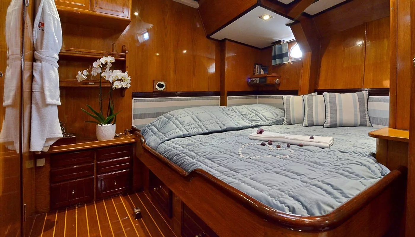 https://dev-api.arconyachts.com/storage/media/18995/conversions/869_2550597362-optimize.webp