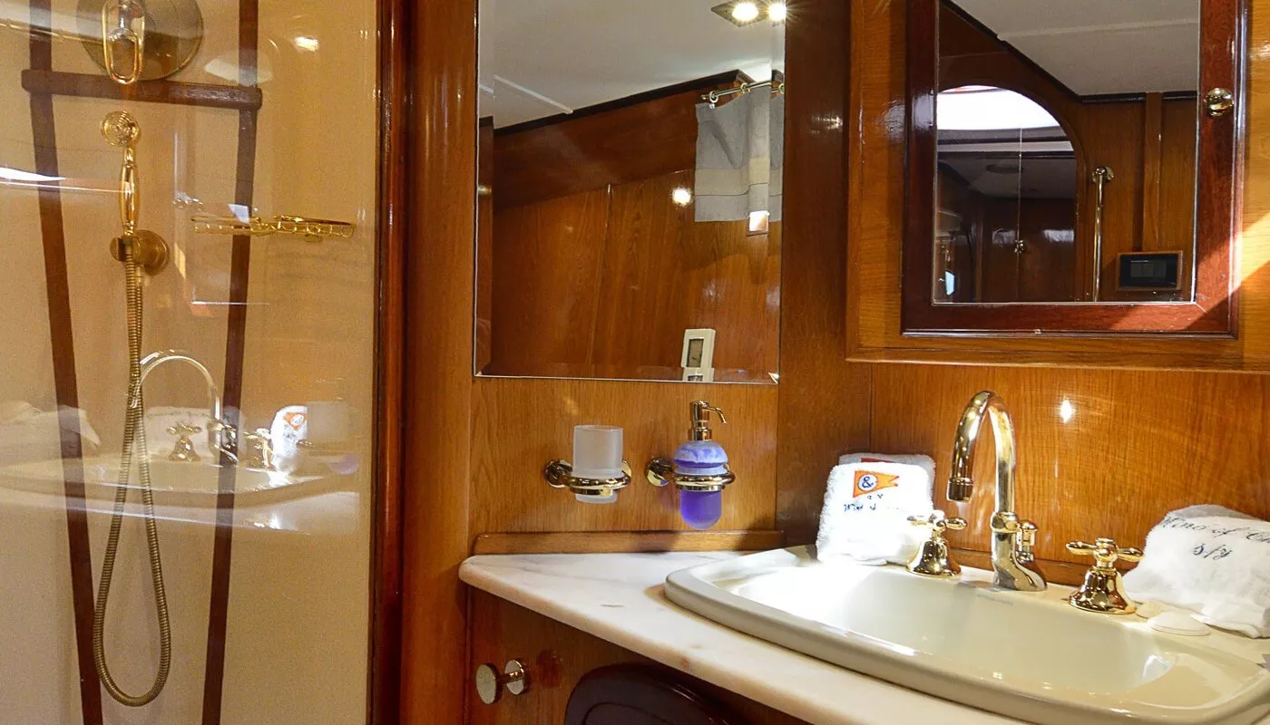 https://dev-api.arconyachts.com/storage/media/18996/conversions/869_4056541172-optimize.webp