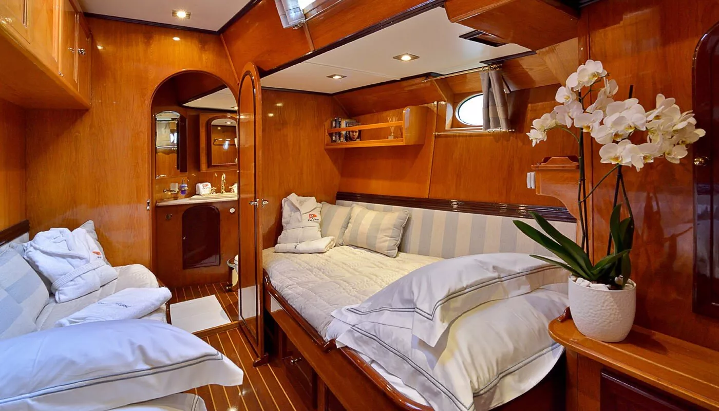 https://dev-api.arconyachts.com/storage/media/18997/conversions/869_3560267257-optimize.webp