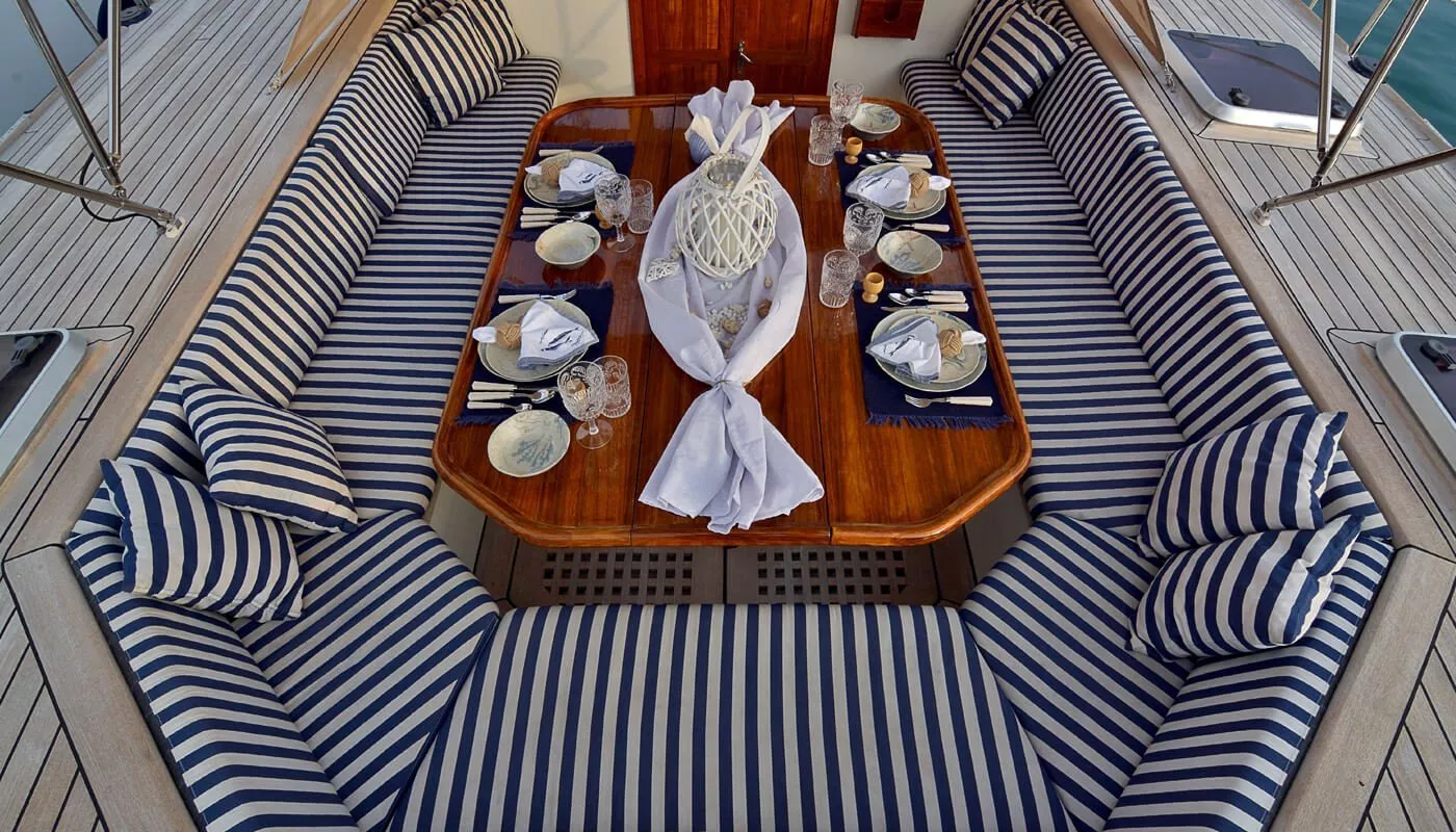 https://dev-api.arconyachts.com/storage/media/18999/conversions/869_8052708812-optimize.webp