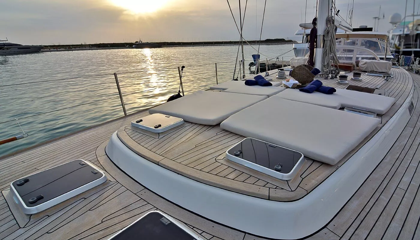https://dev-api.arconyachts.com/storage/media/19002/conversions/869_8631026780-optimize.webp