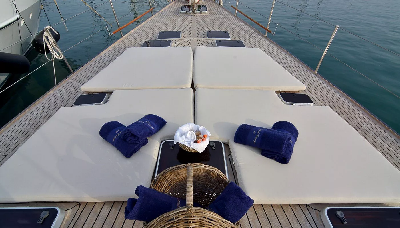 https://dev-api.arconyachts.com/storage/media/19003/conversions/869_8863570918-optimize.webp