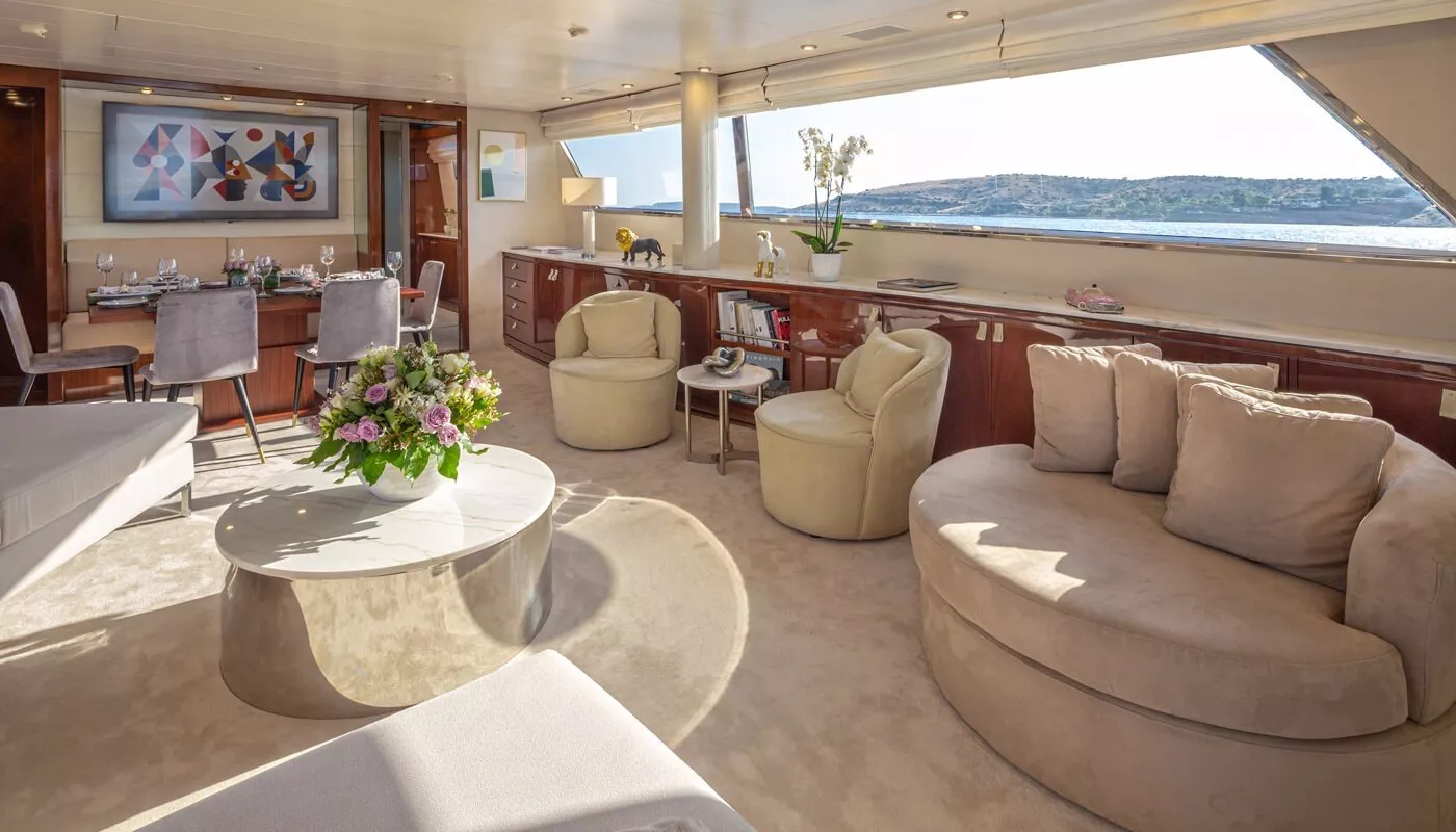 https://dev-api.arconyachts.com/storage/media/19012/conversions/868_7496988829-optimize.webp