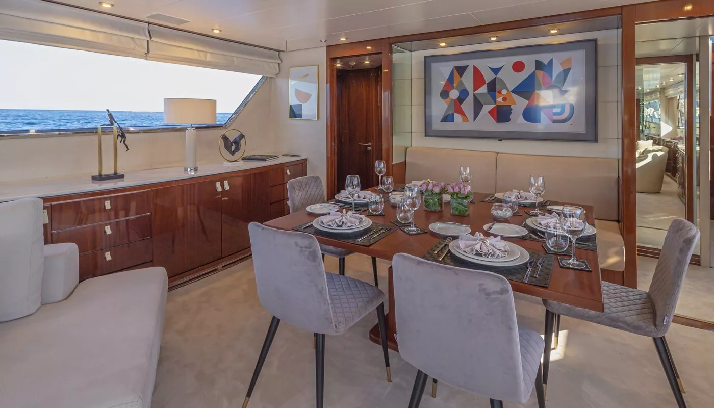 https://dev-api.arconyachts.com/storage/media/19015/conversions/868_2109230650-optimize.webp