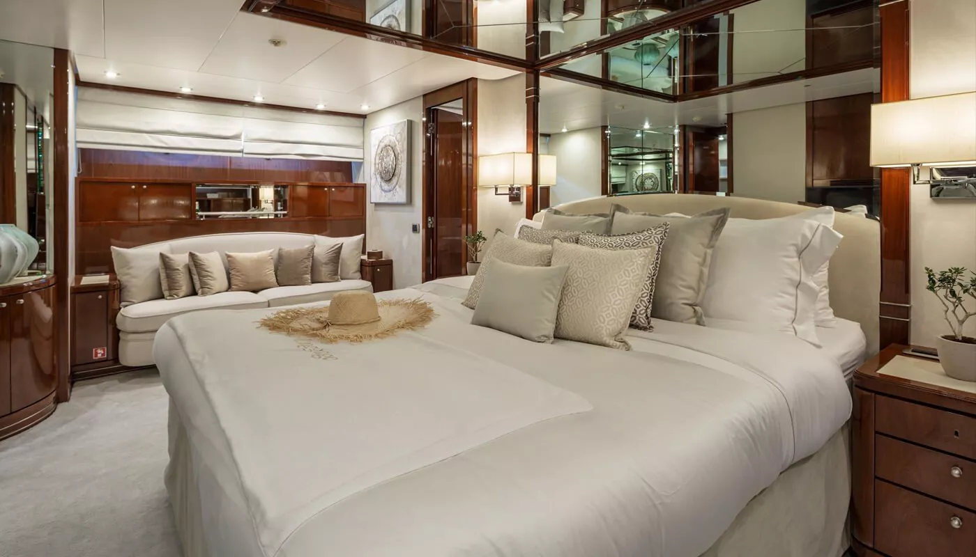 https://dev-api.arconyachts.com/storage/media/19018/conversions/868_5297250553-optimize.webp