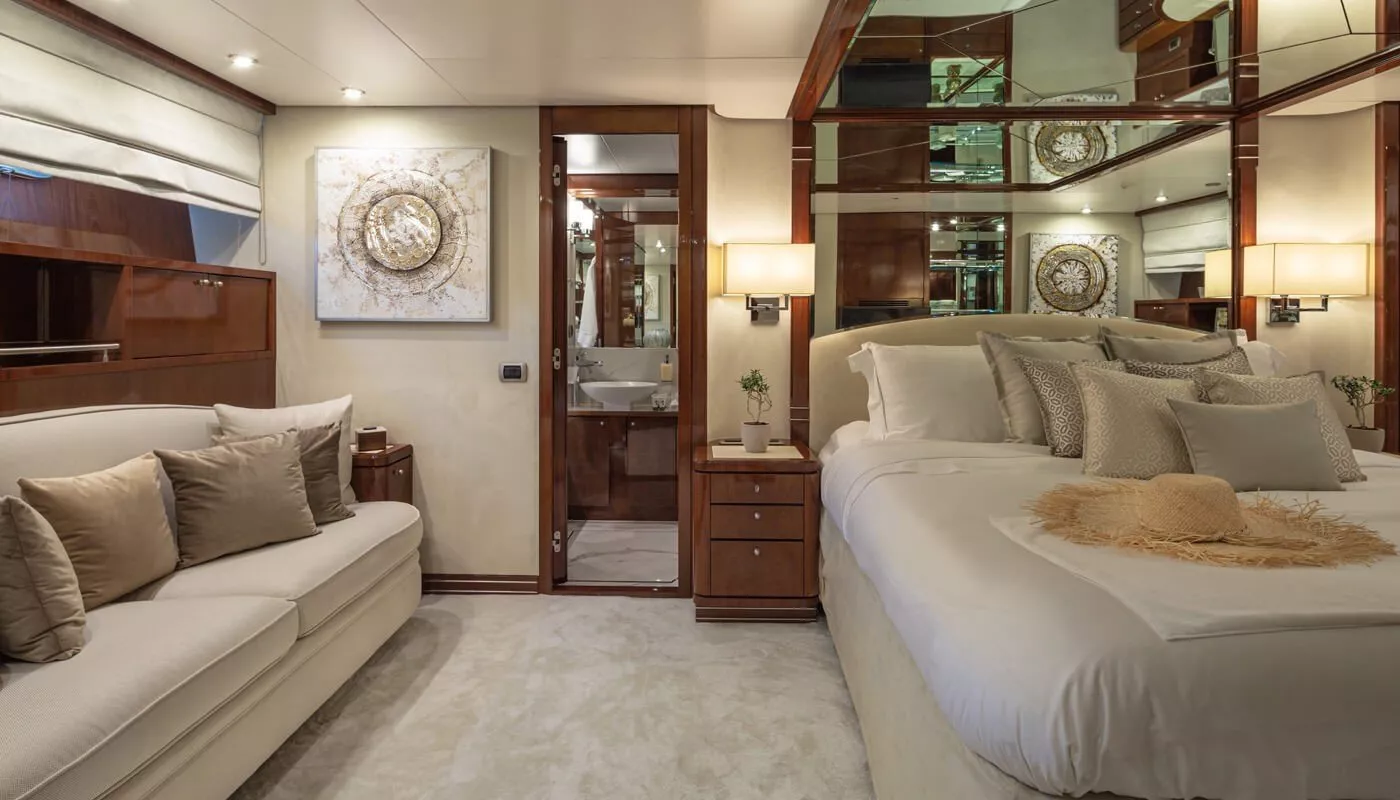 https://dev-api.arconyachts.com/storage/media/19019/conversions/868_3210608526-optimize.webp