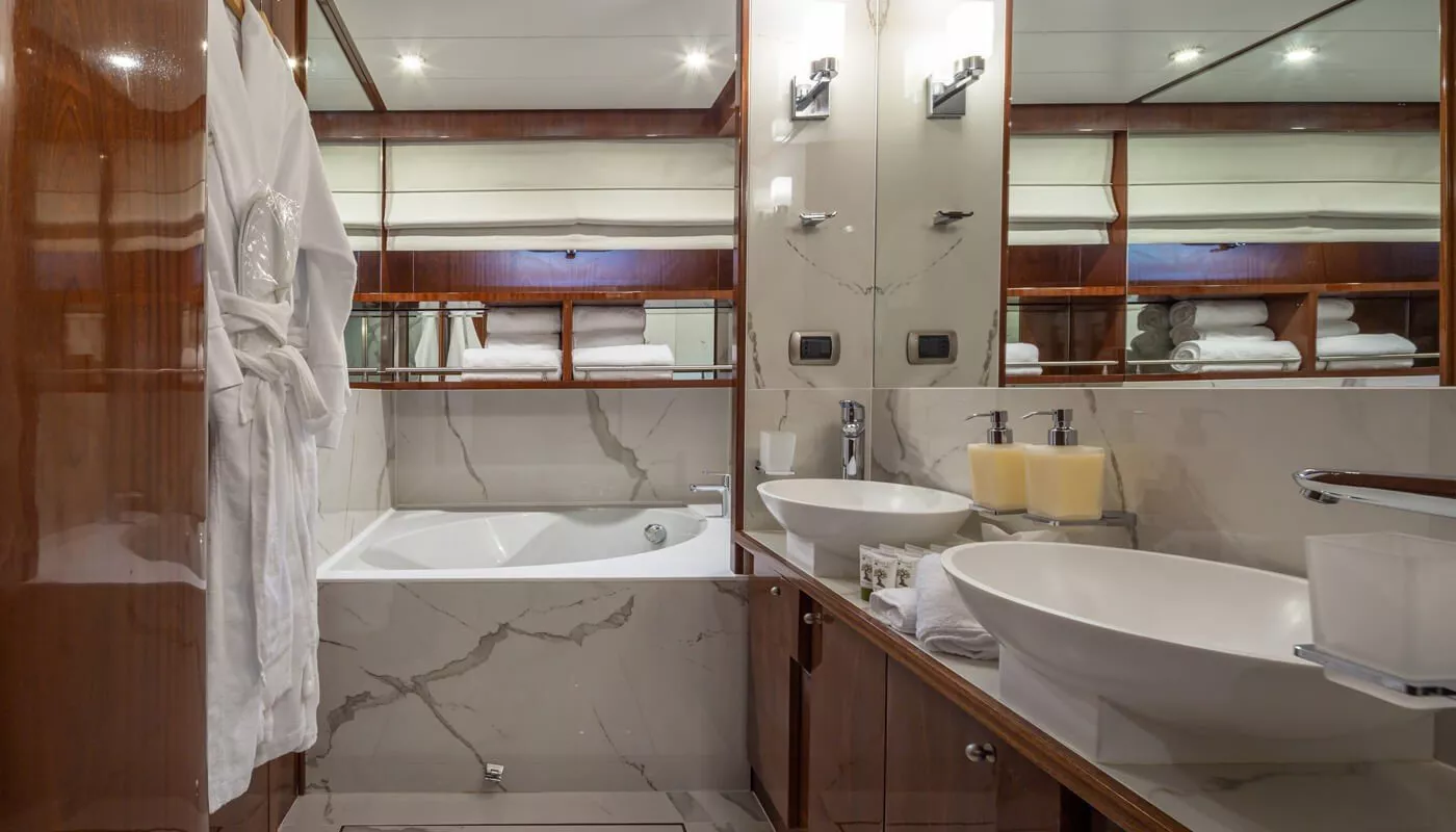 https://dev-api.arconyachts.com/storage/media/19022/conversions/868_3773349840-optimize.webp