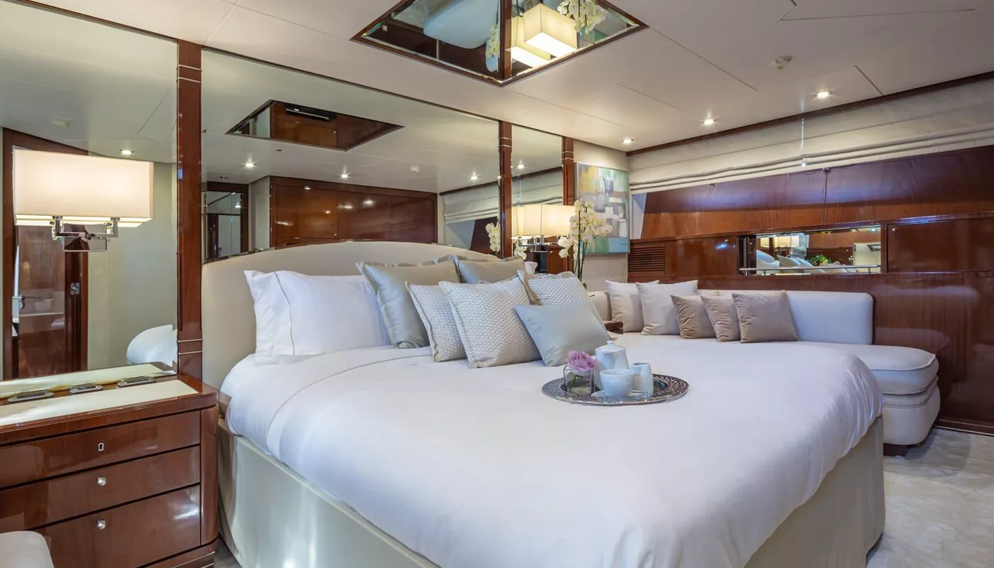 https://dev-api.arconyachts.com/storage/media/19023/conversions/868_9777800629-optimize.webp