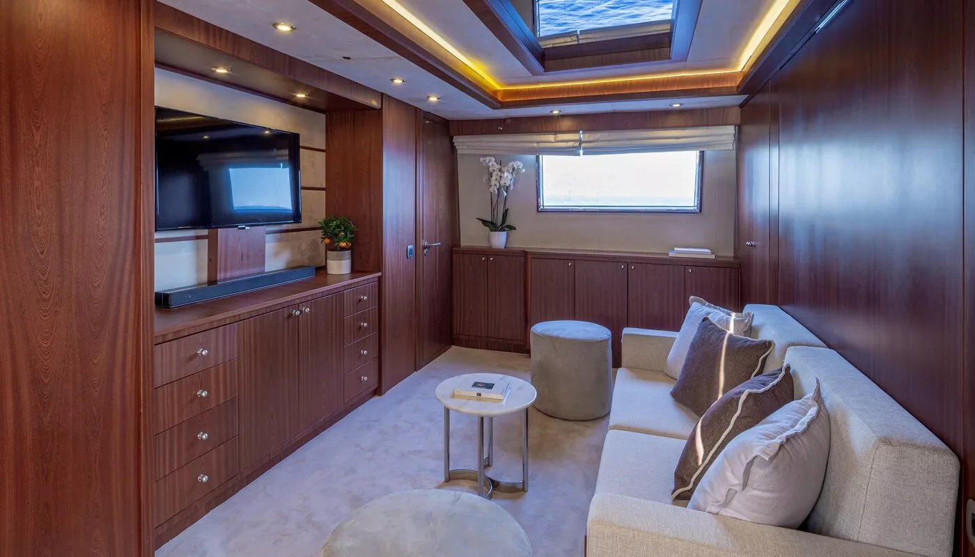 https://dev-api.arconyachts.com/storage/media/19026/conversions/868_3833219082-optimize.webp