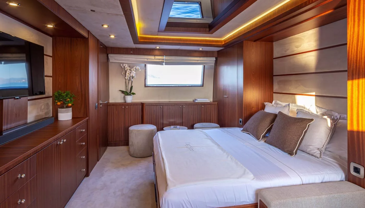 https://dev-api.arconyachts.com/storage/media/19027/conversions/868_6319418947-optimize.webp