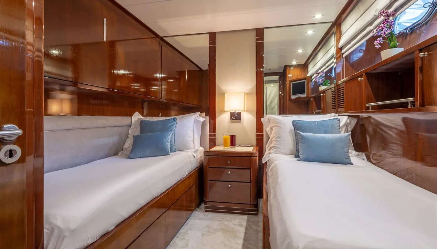 https://dev-api.arconyachts.com/storage/media/19028/conversions/868_2641193471-optimize.webp