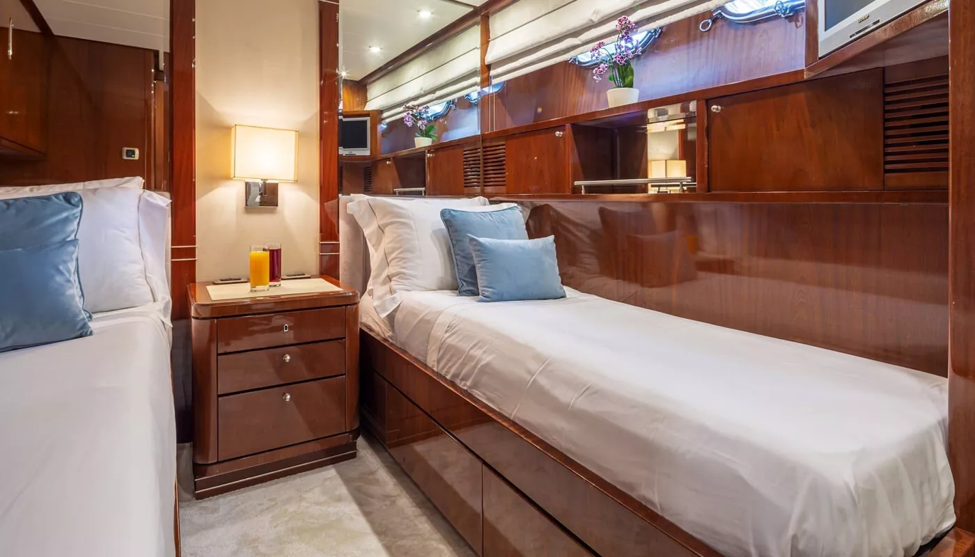 https://dev-api.arconyachts.com/storage/media/19029/conversions/868_0134068129-optimize.webp