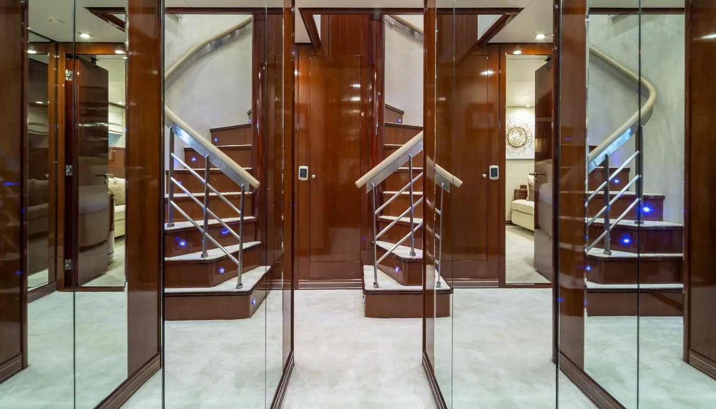 https://dev-api.arconyachts.com/storage/media/19030/conversions/868_3513611950-optimize.webp