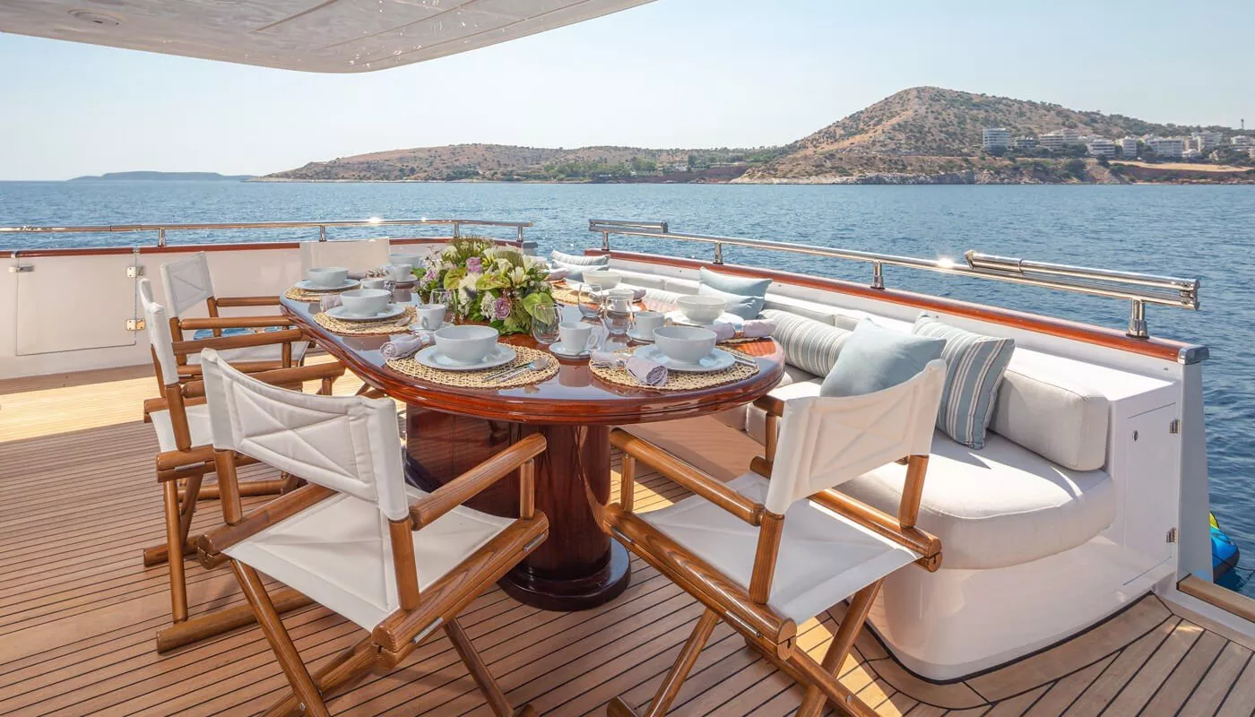 https://dev-api.arconyachts.com/storage/media/19032/conversions/868_3612641637-optimize.webp