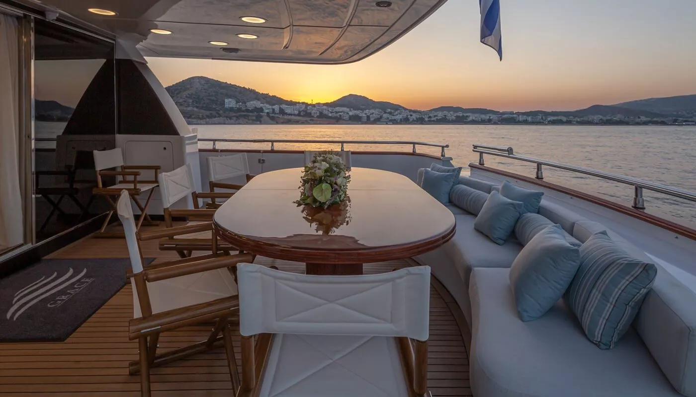 https://dev-api.arconyachts.com/storage/media/19035/conversions/868_0360278075-optimize.webp