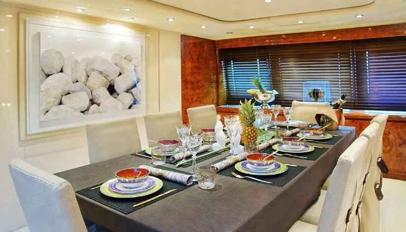 https://dev-api.arconyachts.com/storage/media/19068/conversions/866_8550708567-optimize.webp