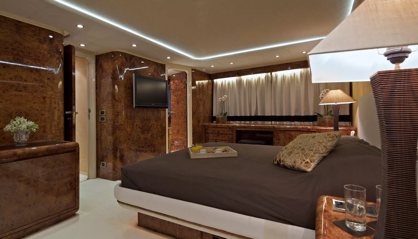 https://dev-api.arconyachts.com/storage/media/19074/conversions/866_9800455342-optimize.webp