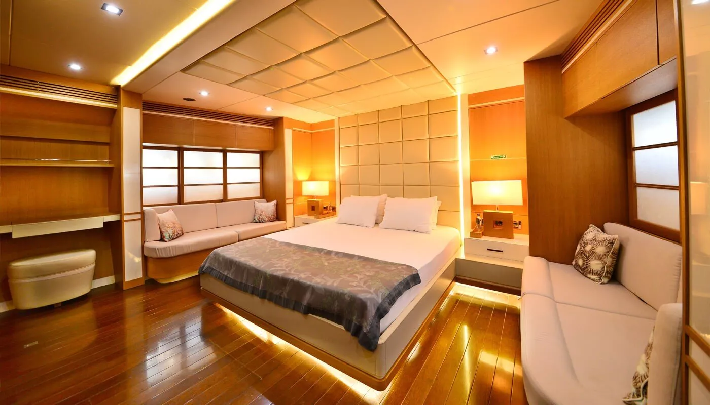 https://dev-api.arconyachts.com/storage/media/19126/conversions/864_8727982149-optimize.webp