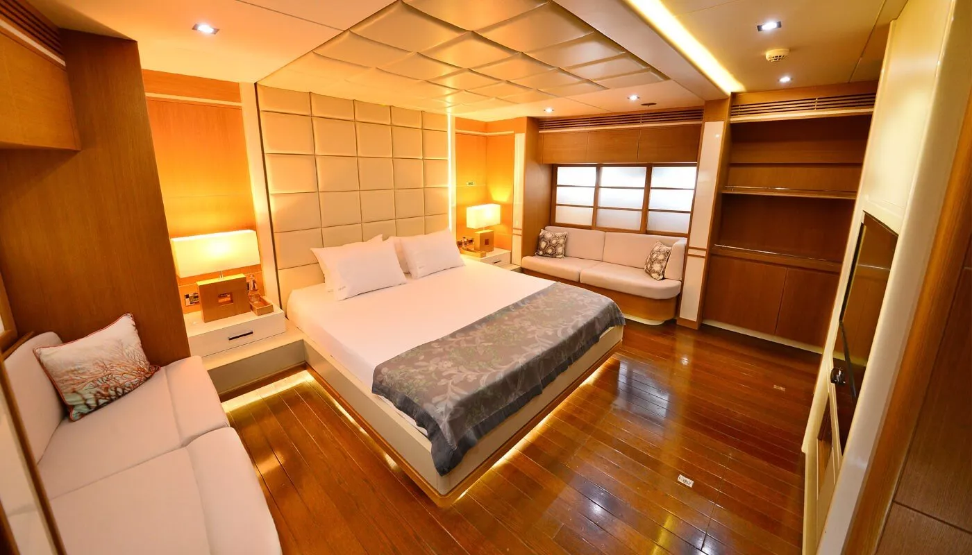 https://dev-api.arconyachts.com/storage/media/19127/conversions/864_9442296420-optimize.webp