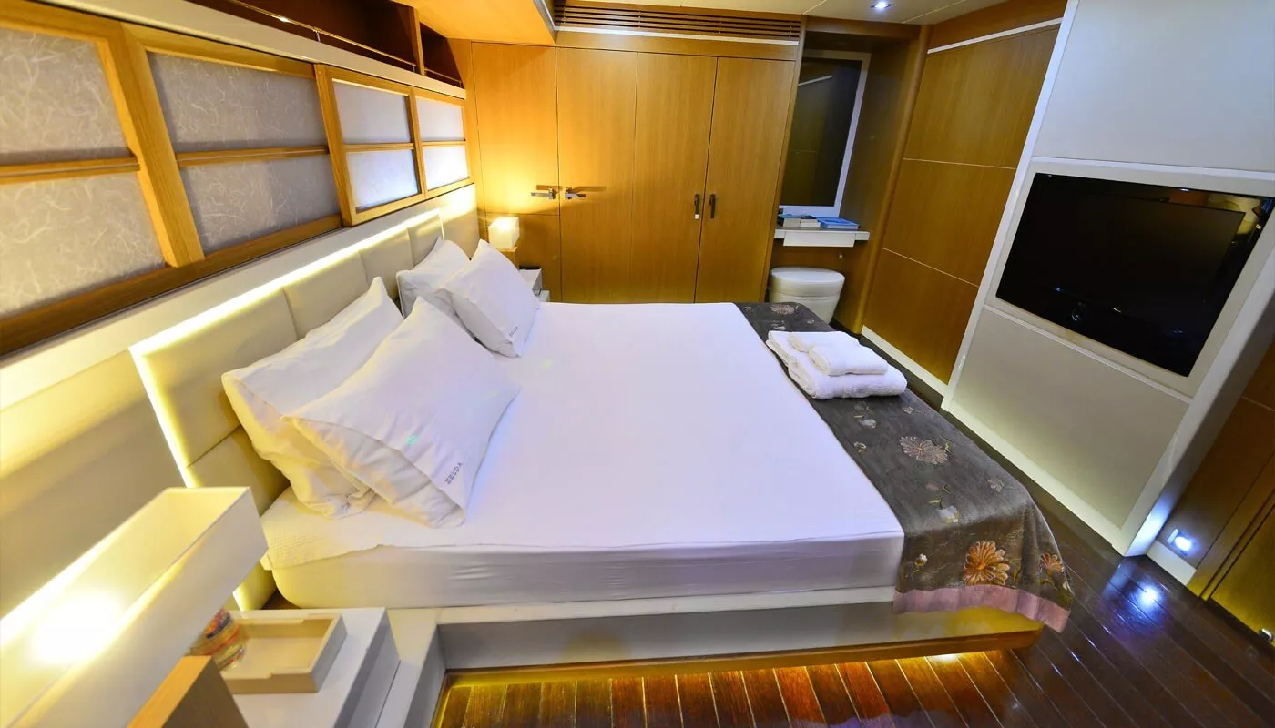 https://dev-api.arconyachts.com/storage/media/19130/conversions/864_8209274034-optimize.webp