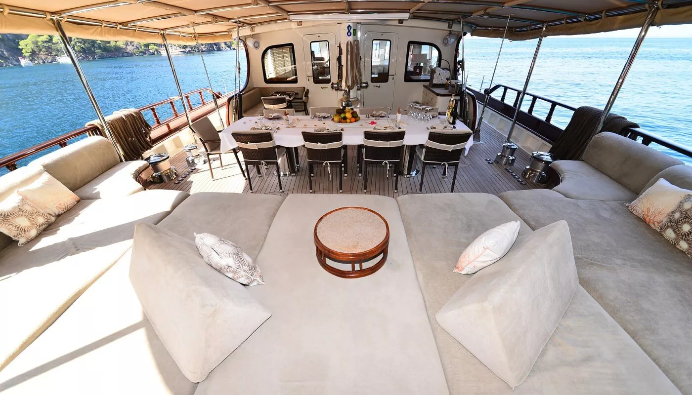 https://dev-api.arconyachts.com/storage/media/19132/conversions/864_9693504515-optimize.webp