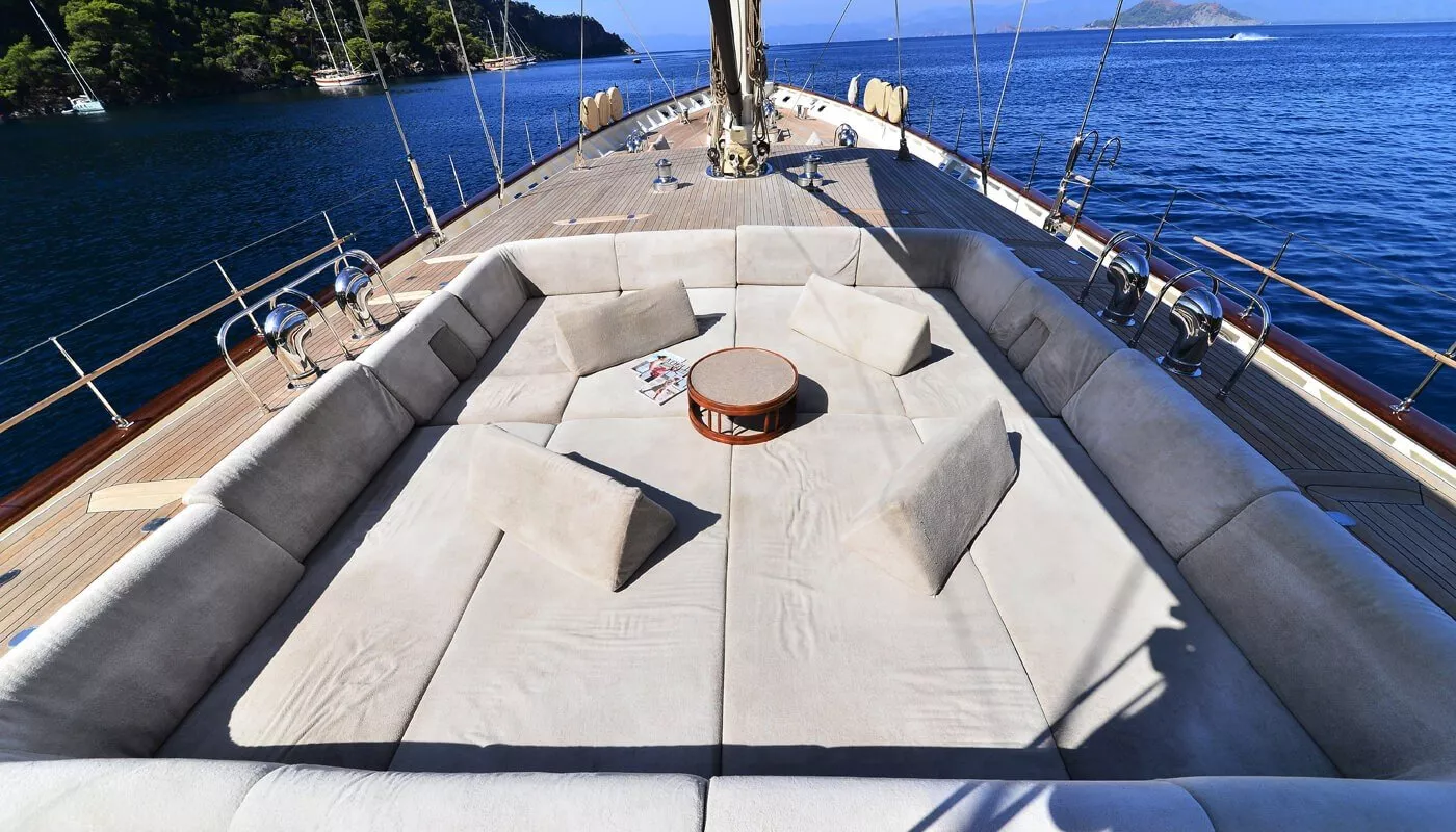 https://dev-api.arconyachts.com/storage/media/19135/conversions/864_8657084497-optimize.webp