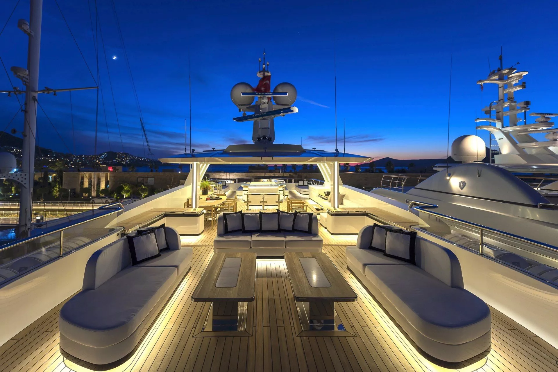 https://dev-api.arconyachts.com/storage/media/19261/conversions/860_9812498937-optimize.webp