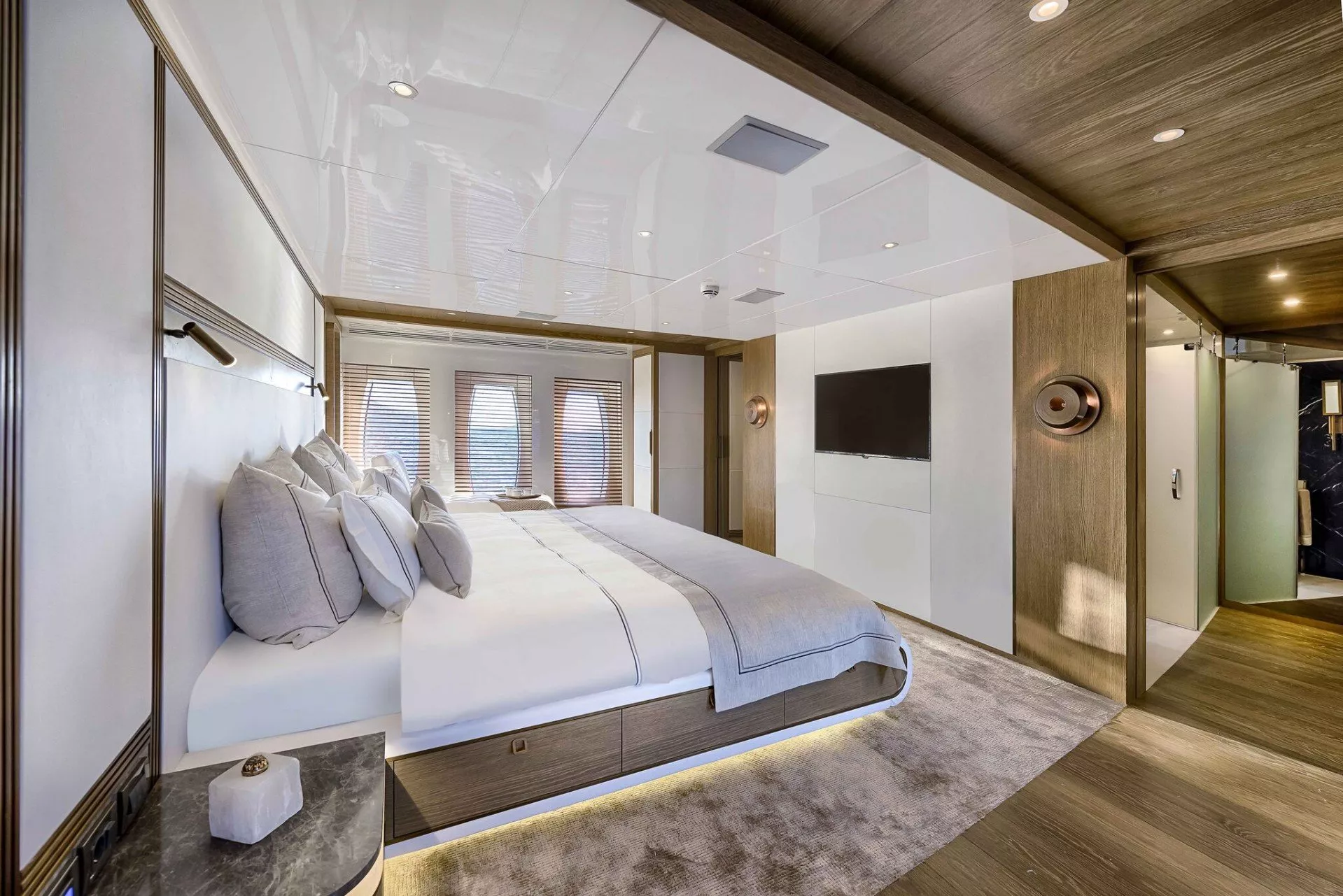 https://dev-api.arconyachts.com/storage/media/19262/conversions/860_8969701757-optimize.webp