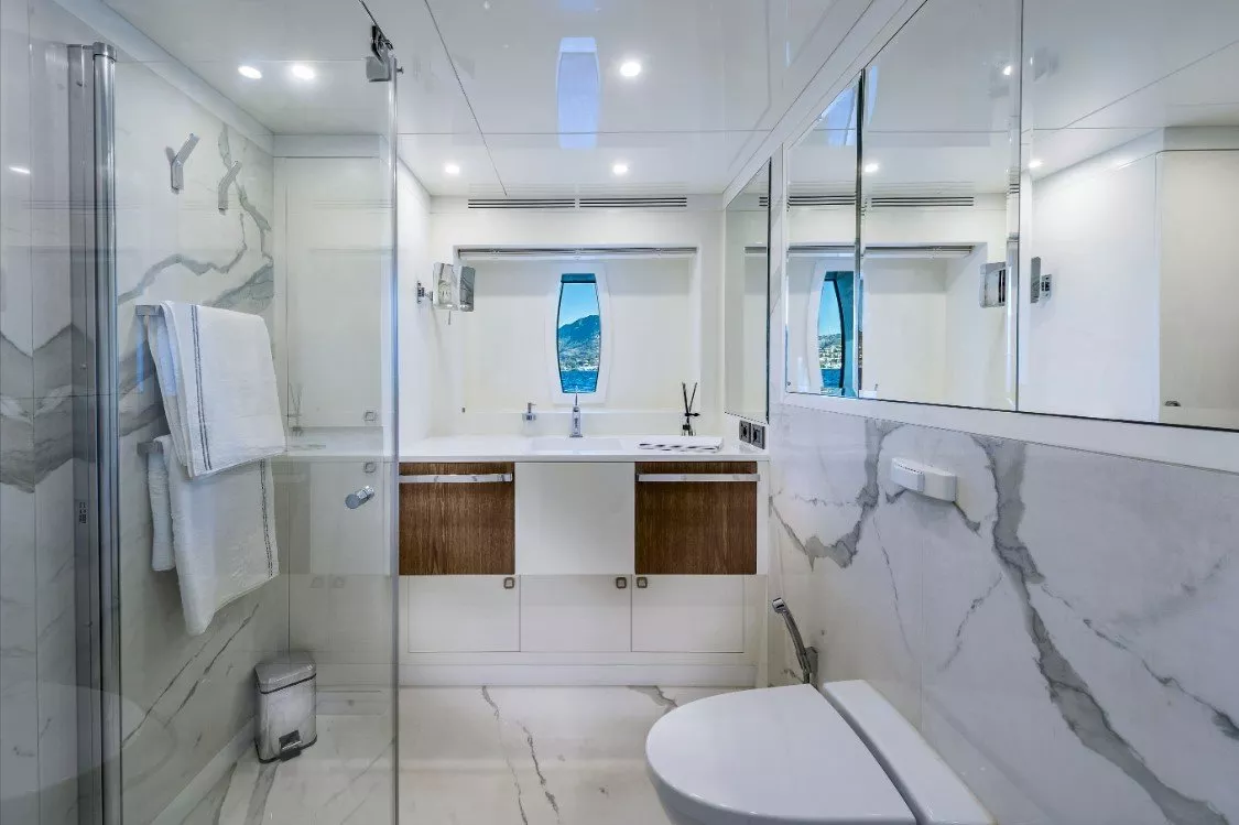 https://dev-api.arconyachts.com/storage/media/19265/conversions/860_0516589384-optimize.webp