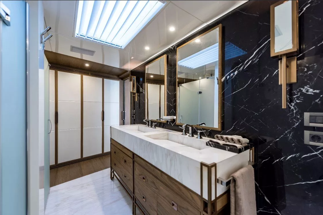 https://dev-api.arconyachts.com/storage/media/19266/conversions/860_0580124733-optimize.webp