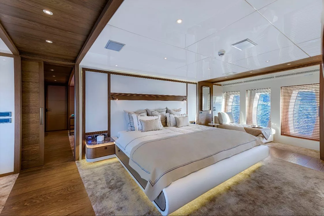 https://dev-api.arconyachts.com/storage/media/19268/conversions/860_2377644153-optimize.webp