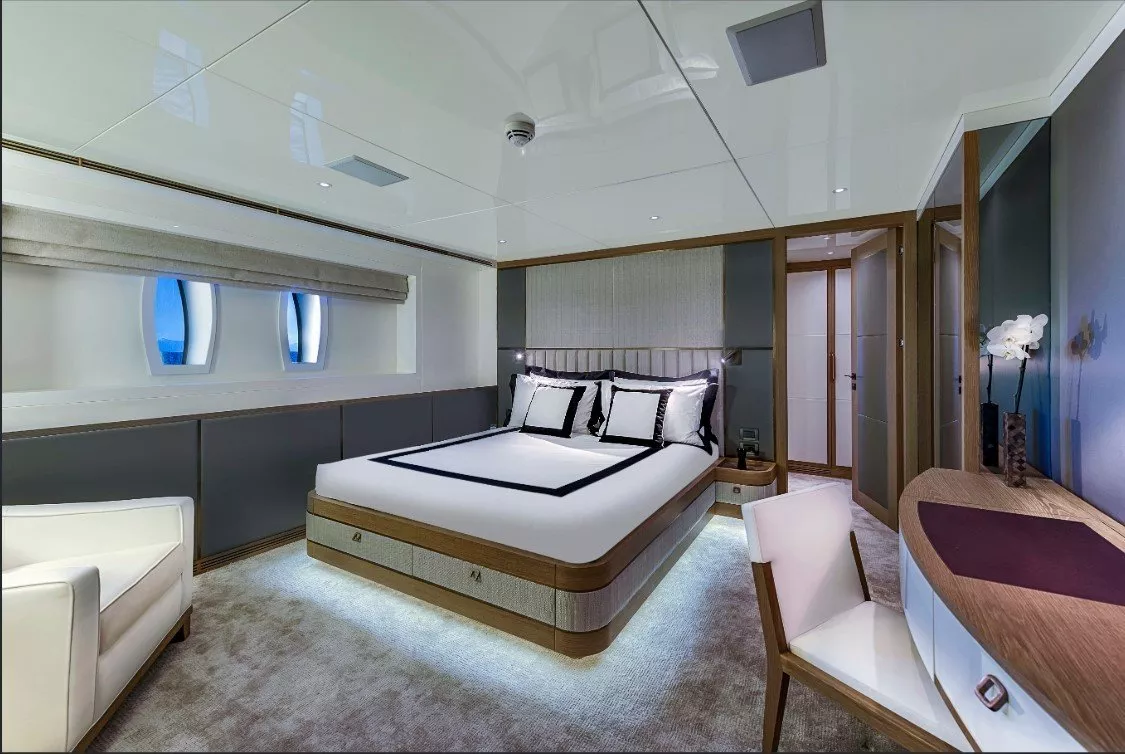 https://dev-api.arconyachts.com/storage/media/19269/conversions/860_6276372493-optimize.webp