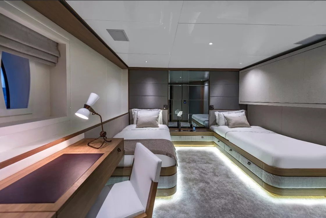 https://dev-api.arconyachts.com/storage/media/19270/conversions/860_6246210851-optimize.webp