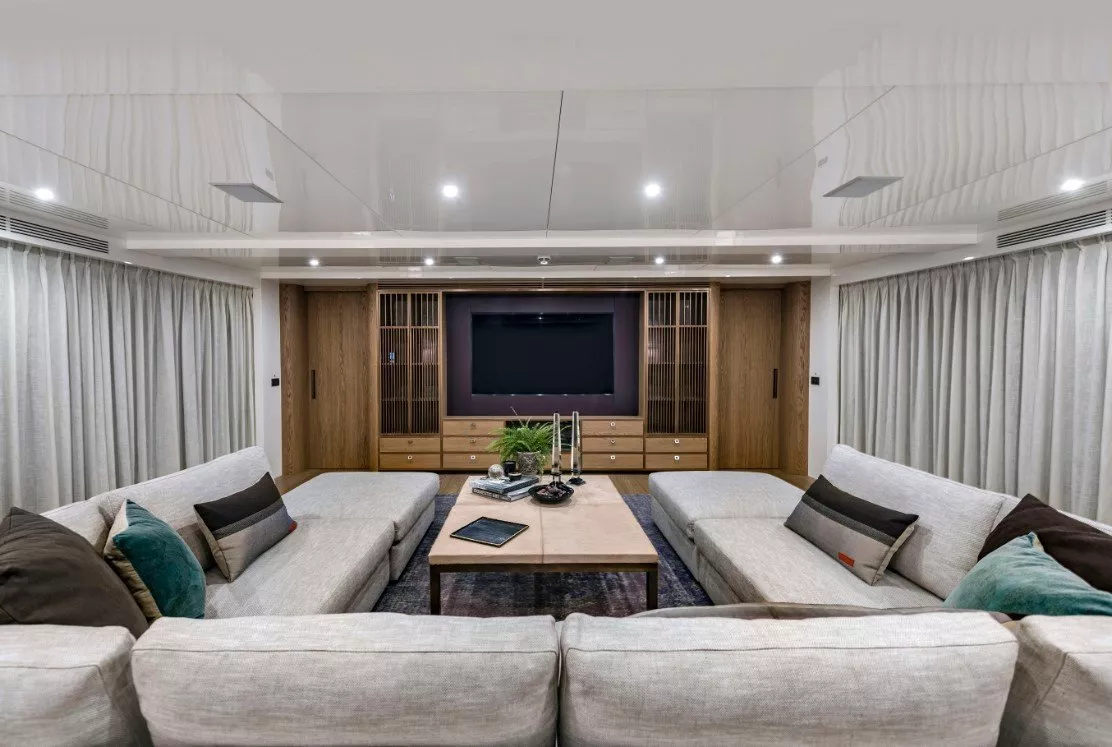 https://dev-api.arconyachts.com/storage/media/19275/conversions/860_4012092191-optimize.webp
