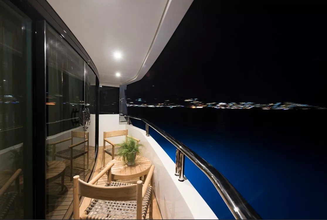 https://dev-api.arconyachts.com/storage/media/19276/conversions/860_7294020027-optimize.webp