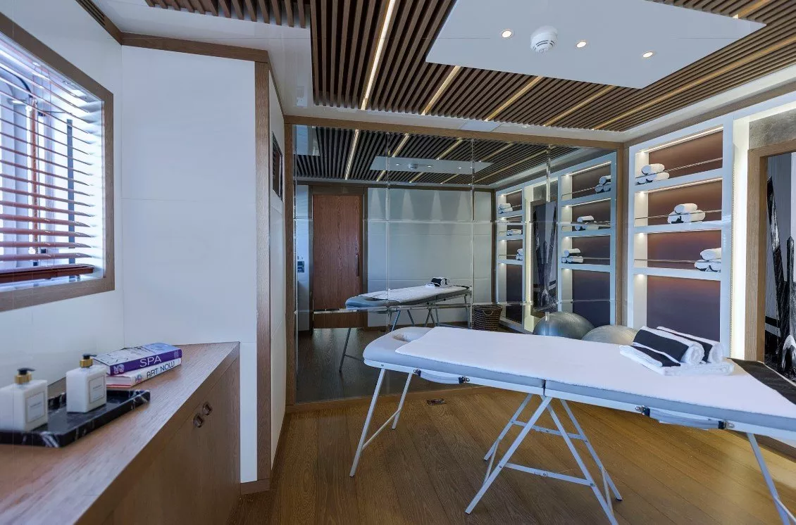https://dev-api.arconyachts.com/storage/media/19280/conversions/860_0389568394-optimize.webp
