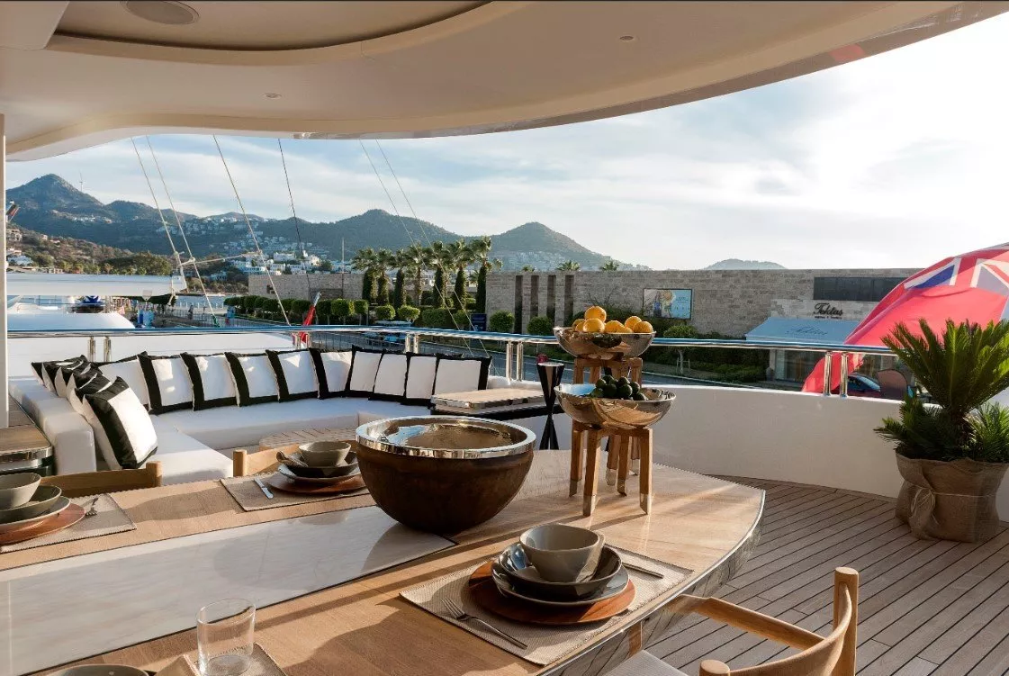 https://dev-api.arconyachts.com/storage/media/19285/conversions/860_1760331496-optimize.webp