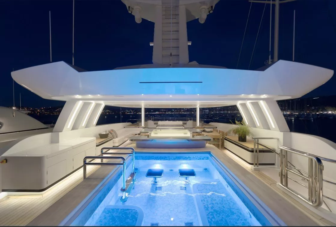 https://dev-api.arconyachts.com/storage/media/19289/conversions/860_2398602336-optimize.webp
