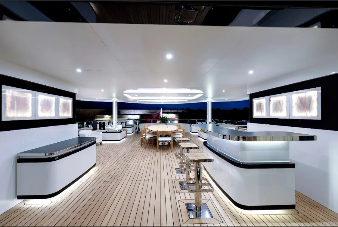 https://dev-api.arconyachts.com/storage/media/19290/conversions/860_8400602667-optimize.webp
