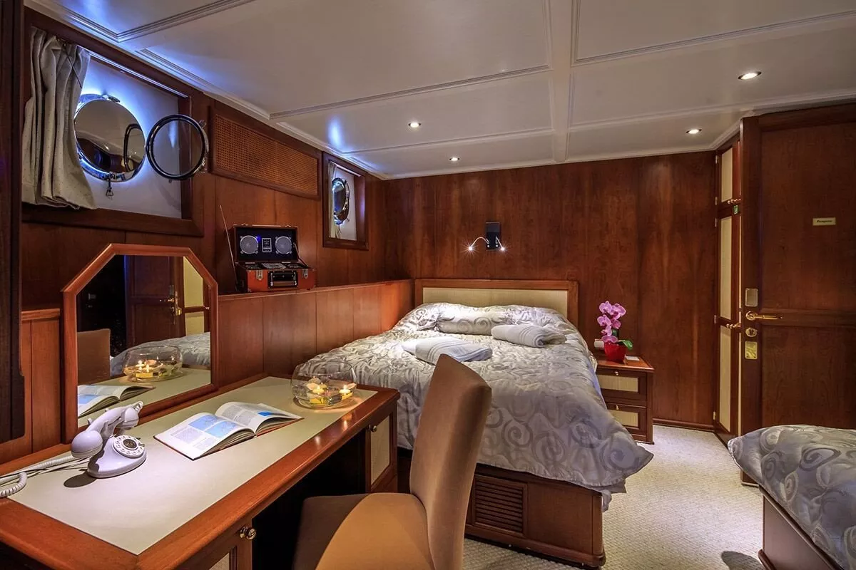 https://dev-api.arconyachts.com/storage/media/19330/conversions/858_6627415280-optimize.webp