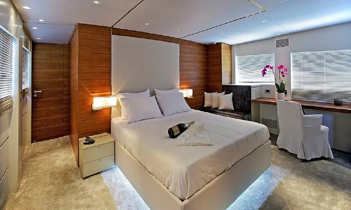 https://dev-api.arconyachts.com/storage/media/19400/conversions/282_2607870266-optimize.webp