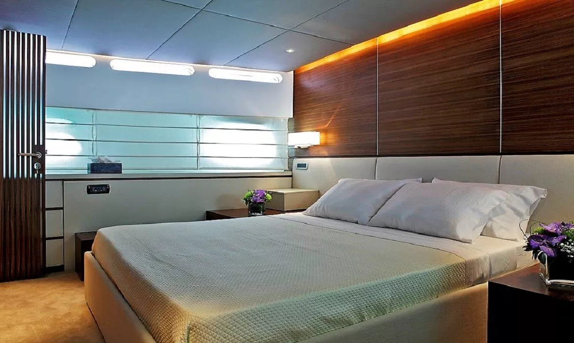 https://dev-api.arconyachts.com/storage/media/19402/conversions/282_8615856723-optimize.webp