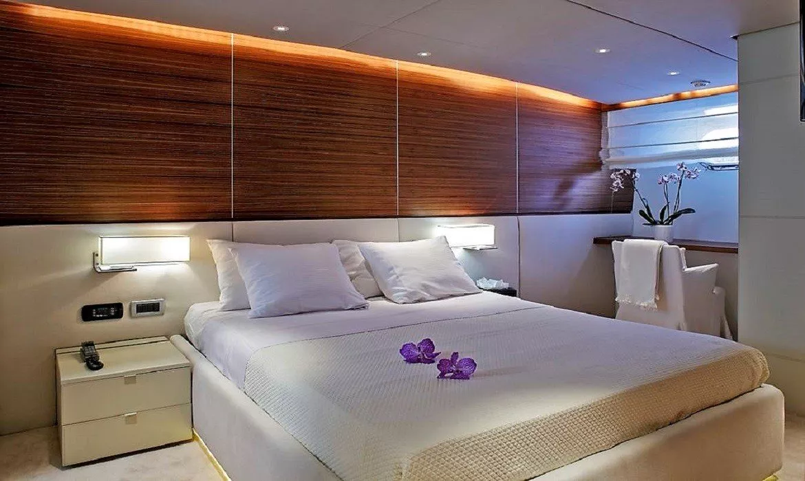 https://dev-api.arconyachts.com/storage/media/19403/conversions/282_9972251217-optimize.webp