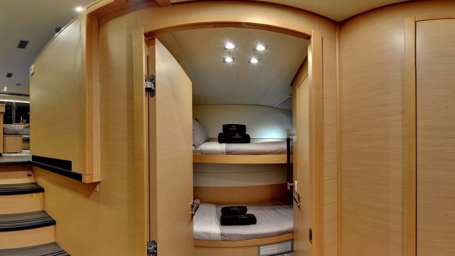 https://dev-api.arconyachts.com/storage/media/19561/conversions/851_5546411706-optimize.webp