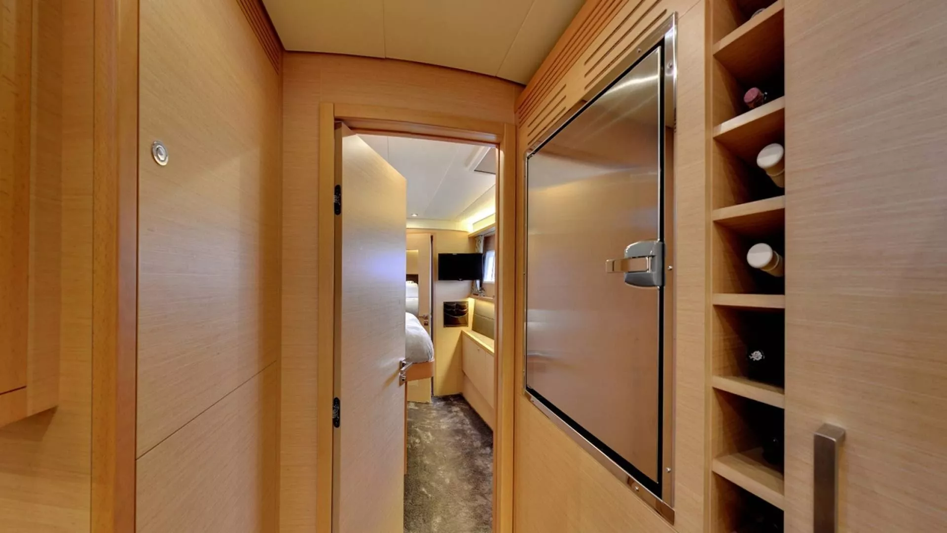 https://dev-api.arconyachts.com/storage/media/19564/conversions/851_2247145033-optimize.webp