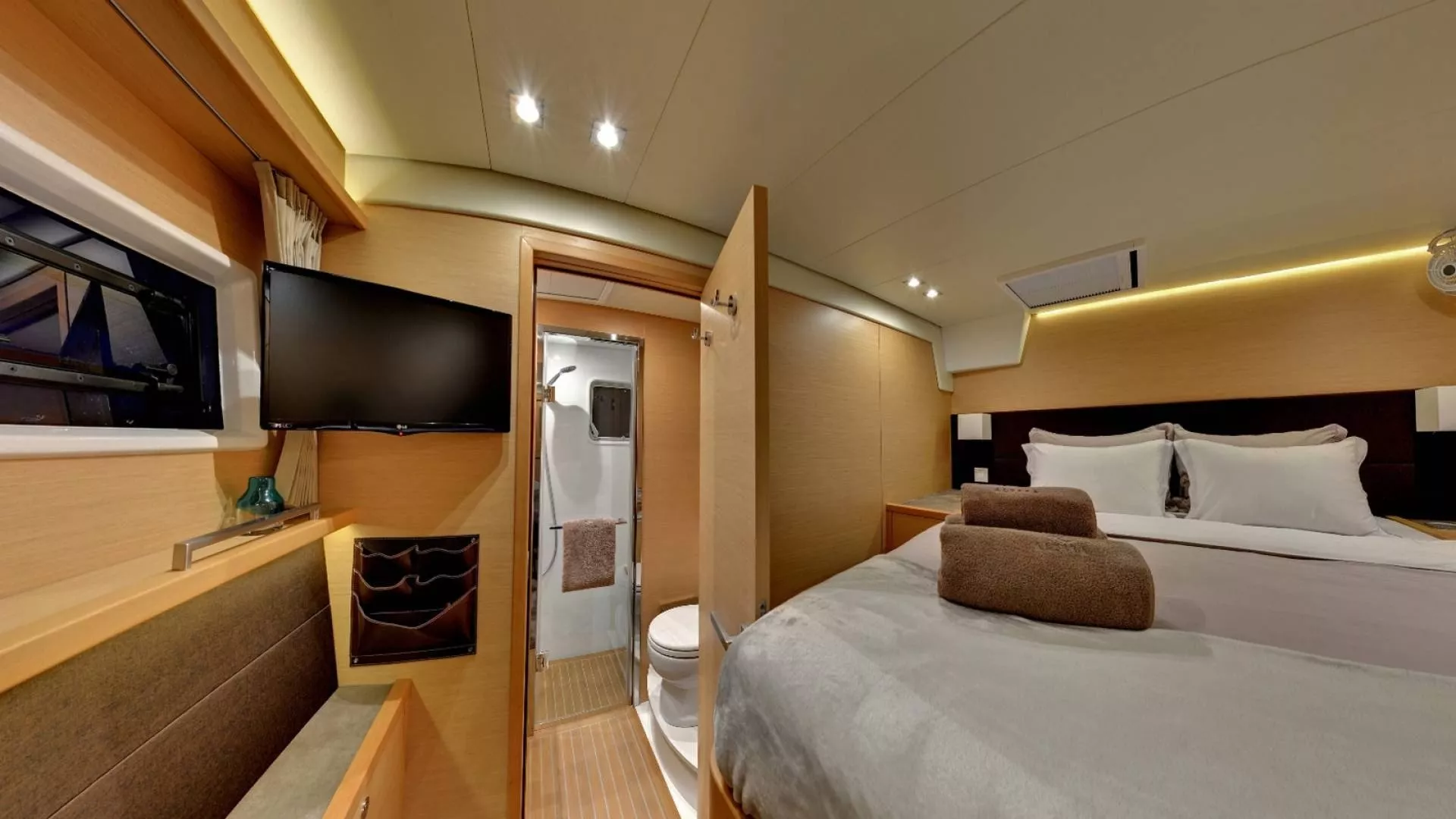 https://dev-api.arconyachts.com/storage/media/19576/conversions/851_7014467403-optimize.webp