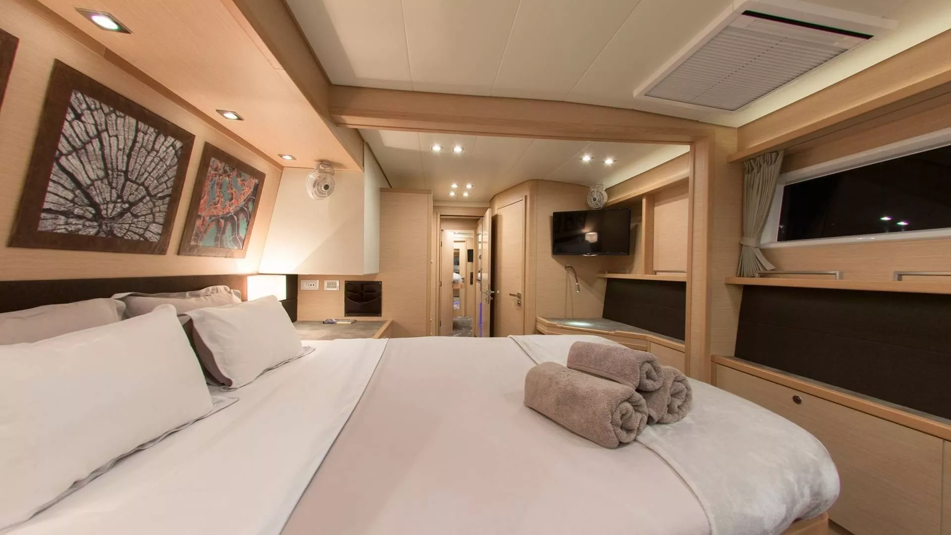 https://dev-api.arconyachts.com/storage/media/19586/conversions/851_1985908039-optimize.webp
