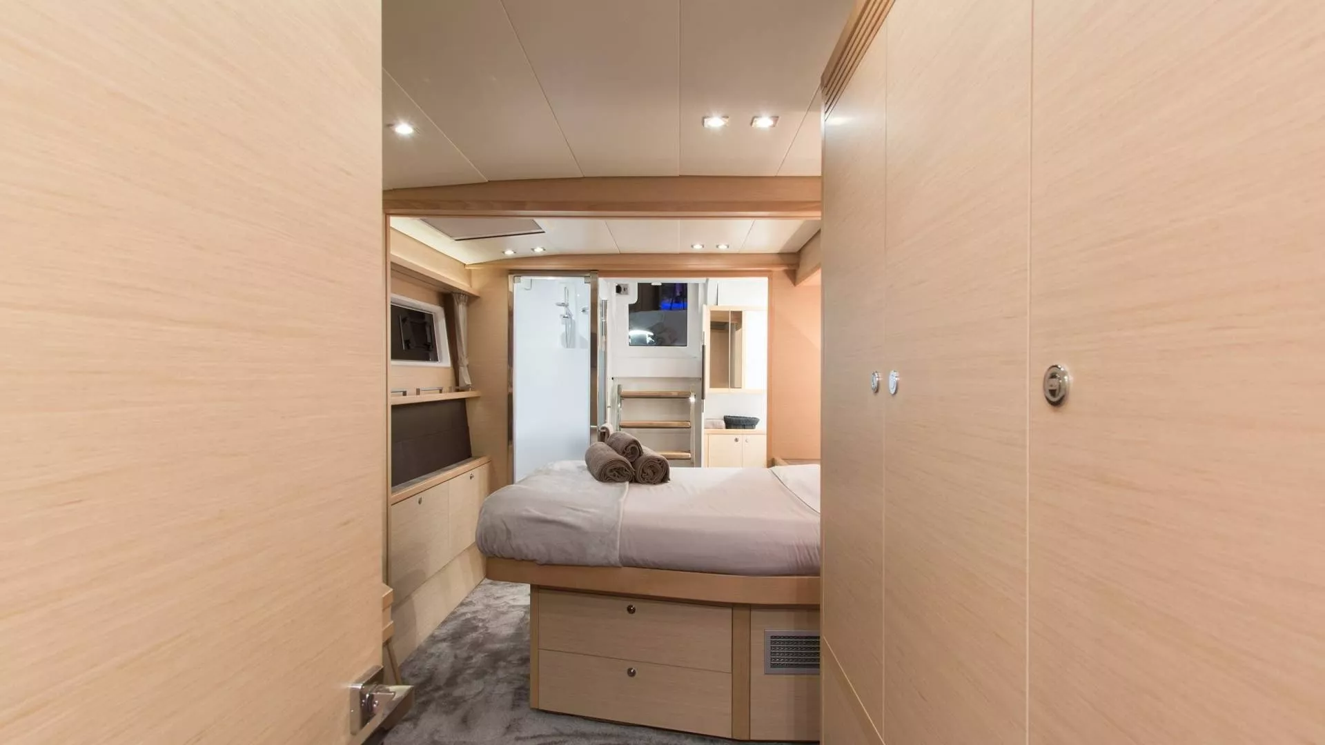 https://dev-api.arconyachts.com/storage/media/19605/conversions/851_2991273245-optimize.webp